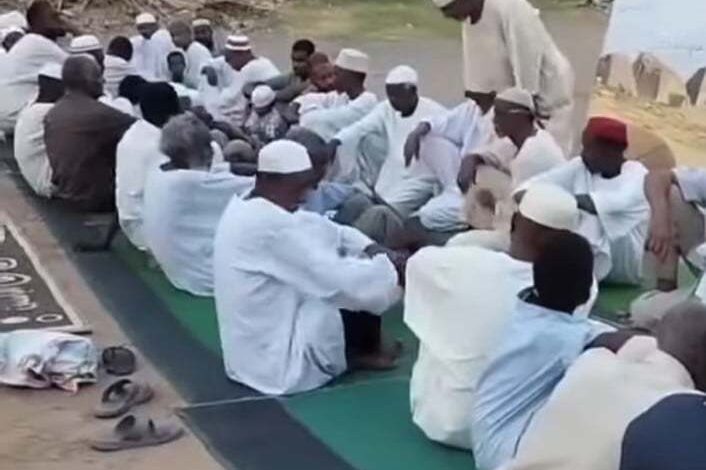 شاهد بالصورة والفيديو.. وسط هدوء تام بالمنطقة.. سكان حي أركويت بالخرطوم يقيمون إفطاراتهم الرمضانية بالشارع العام 1 432249381 1021146552703748 1811999434349069509 n