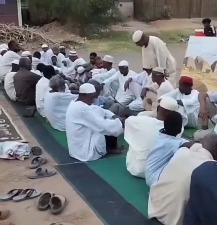 شاهد بالصورة والفيديو.. وسط هدوء تام بالمنطقة.. سكان حي أركويت بالخرطوم يقيمون إفطاراتهم الرمضانية بالشارع العام 10 432249381 1021146552703748 1811999434349069509 n