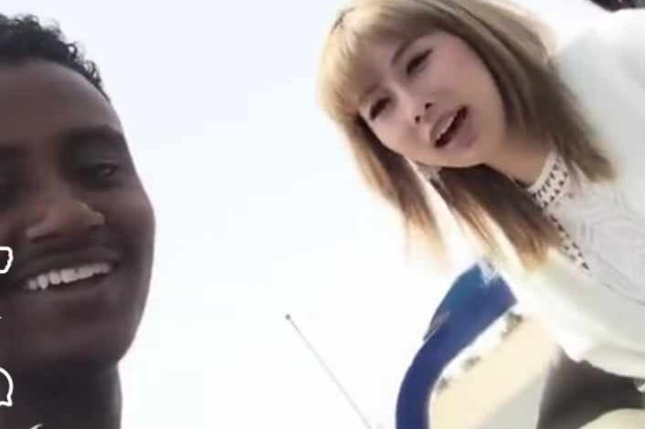 شاهد بالصورة والفيديو.. شاب سوداني يظهر مع حسناوات أجنبيات وهو يحاول تعليمهن أغاني "الرطانة" السودانية 1 432270267 7543364815719192 1591511507366007598 n 1