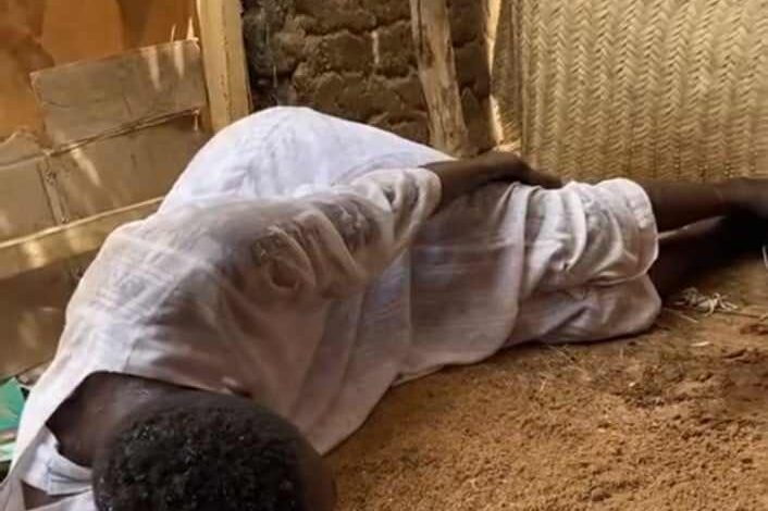شاهد بالصورة والفيديو.. شاب سوداني يعبر عن تعبه الشديد مع الصيام ويضع نفسه تحت الماء لتفادي العطش ويقول: (رمضان جغمني) 1 432453460 1082174312878092 3375450175830707629 n
