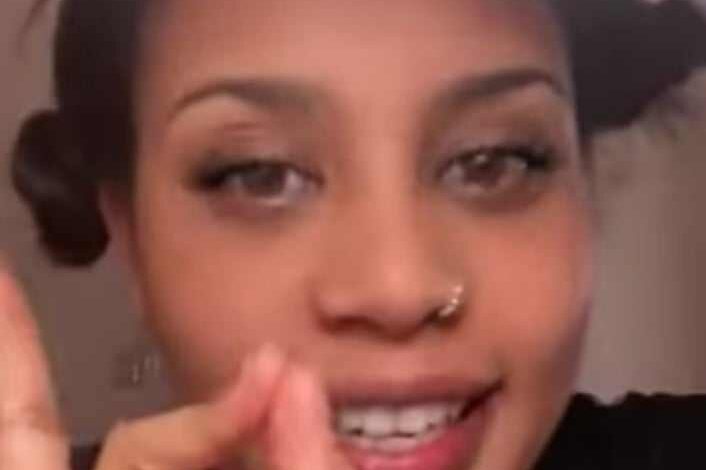 شاهد بالصورة والفيديو.. فتاة سودانية ترد على شاب علق لها: نحنا قبلناكم بجلحاتكم وسواد مناطقكم.. (انت طبعاً فاكر كل النسوان مناطقهم لونها "بينك" وردي) 1 432484003 425735066500340 3498636003715026813 n