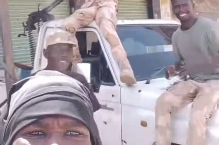 شاهد بالصورة والفيديو.. بعد دحرهم لقوات الدعم السريع بأمدرمان.. أفراد النجدة والعمليات "أبو طيرة" يسخرون من "الدعامة" ويغنون عقب الانتصار: (دخلوا الكمين مليشيا) 1 432530373 2106507366412939 808180571848629918 n