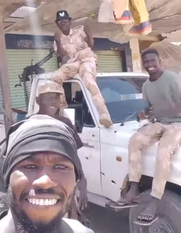 شاهد بالصورة والفيديو.. بعد دحرهم لقوات الدعم السريع بأمدرمان.. أفراد النجدة والعمليات "أبو طيرة" يسخرون من "الدعامة" ويغنون عقب الانتصار: (دخلوا الكمين مليشيا) 10 432530373 2106507366412939 808180571848629918 n