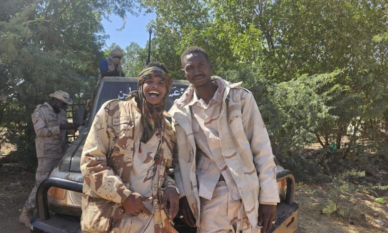 شاهد بالصورة.. أحد أفراد الدعم السريع ينشر صورة مع صديقه وهو يسخر فيها من دخول الجيش للإذاعة وبعد ساعات ينشر نفس الصورة وينعي فيها صديقه الذي ظهر معه 433281829 122132292932108624 5097080808008841100 n 1