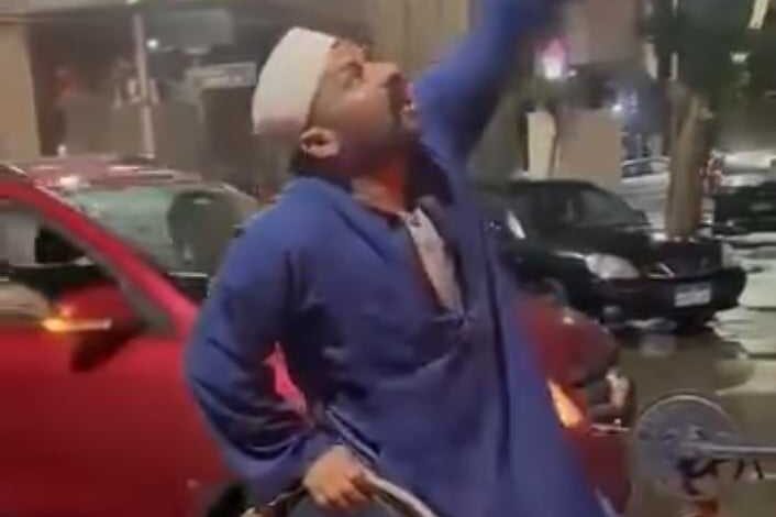 شاهد بالصورة والفيديو.. "مسحراتي" مصري بأحد شوارع القاهرة يدعو على "الدعامة" أثناء هطول الأمطار: (ربنا يأخد الدعم السريع بسر المطرة النازلة من عند الله) ومتابعون: (اشبكوه امين) 1 434769189 6935020769937504 7294454229875713961 n
