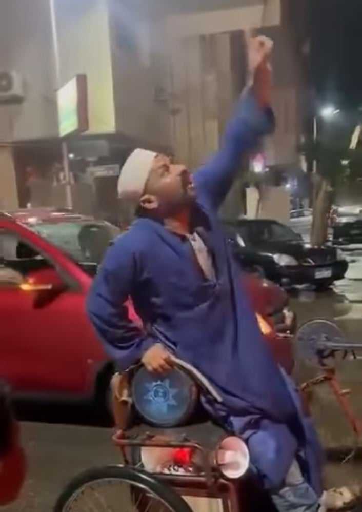 شاهد بالصورة والفيديو.. "مسحراتي" مصري بأحد شوارع القاهرة يدعو على "الدعامة" أثناء هطول الأمطار: (ربنا يأخد الدعم السريع بسر المطرة النازلة من عند الله) ومتابعون: (اشبكوه امين) 10 434769189 6935020769937504 7294454229875713961 n
