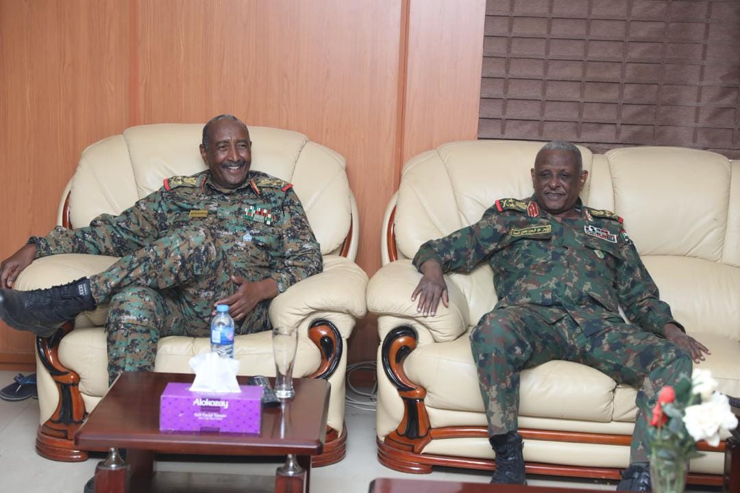 البرهان يتفقد المتحركات بالمواقع الأمامية 10 burhanata221