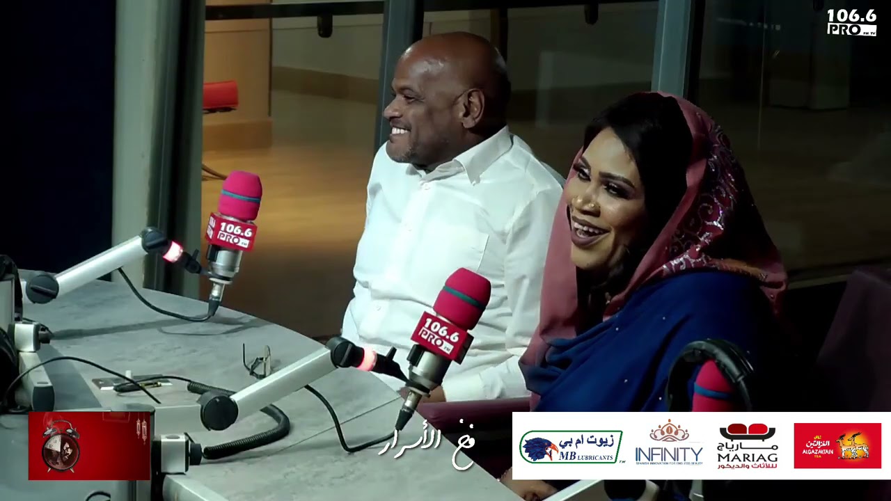 شاهد بالفيديو.. الفنانة إنصاف مدني تعود لإثارة الجدل وتحرج الكوميديان عوض شكسبير خلال بث مباشر: (ضكرية تركبك والبيرة بتكون مسحت ليك مخك وداير تعمل لي فيها ما بتسكر يعني) 10 maxresdefault 14