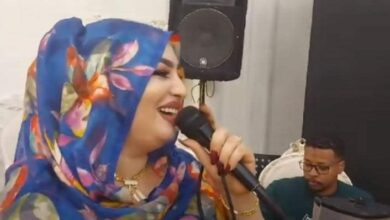 مطربة حسناء