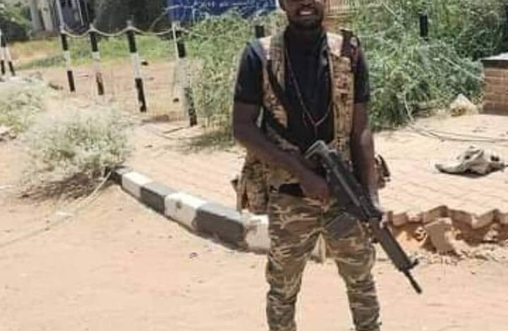 شاهد بالصورة والفيديو.. أحد أبطال معركة تحرير الإذاعة يطالب الناشط "الإنصرافي" بتجهيز سيارته ويؤكد شروعهم في استخراج جثث "الدعامة" من النهر لأن مياه النيل أطهر منهم 1 ود العمدة