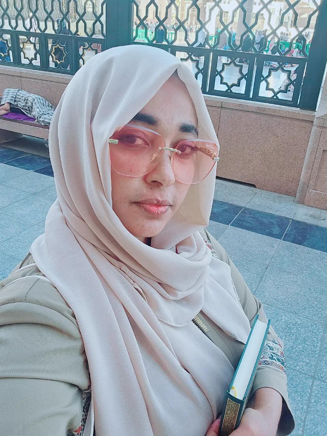 شاهد بالصورة.. بعد أن أعلنت توبتها .. الفنانة شهد أزهري تفاجئ المتابعين وتظهر بالحجاب وهي ممسكة بالمصحف والجمهور يتفاعل ويتعاطف معها (إنك لا تهدي من أحببت وَلَكِنَّ اللَّهَ يَهْدِي مَنْ يَشَاءُ) 11 شهد أزهري بالحجاب