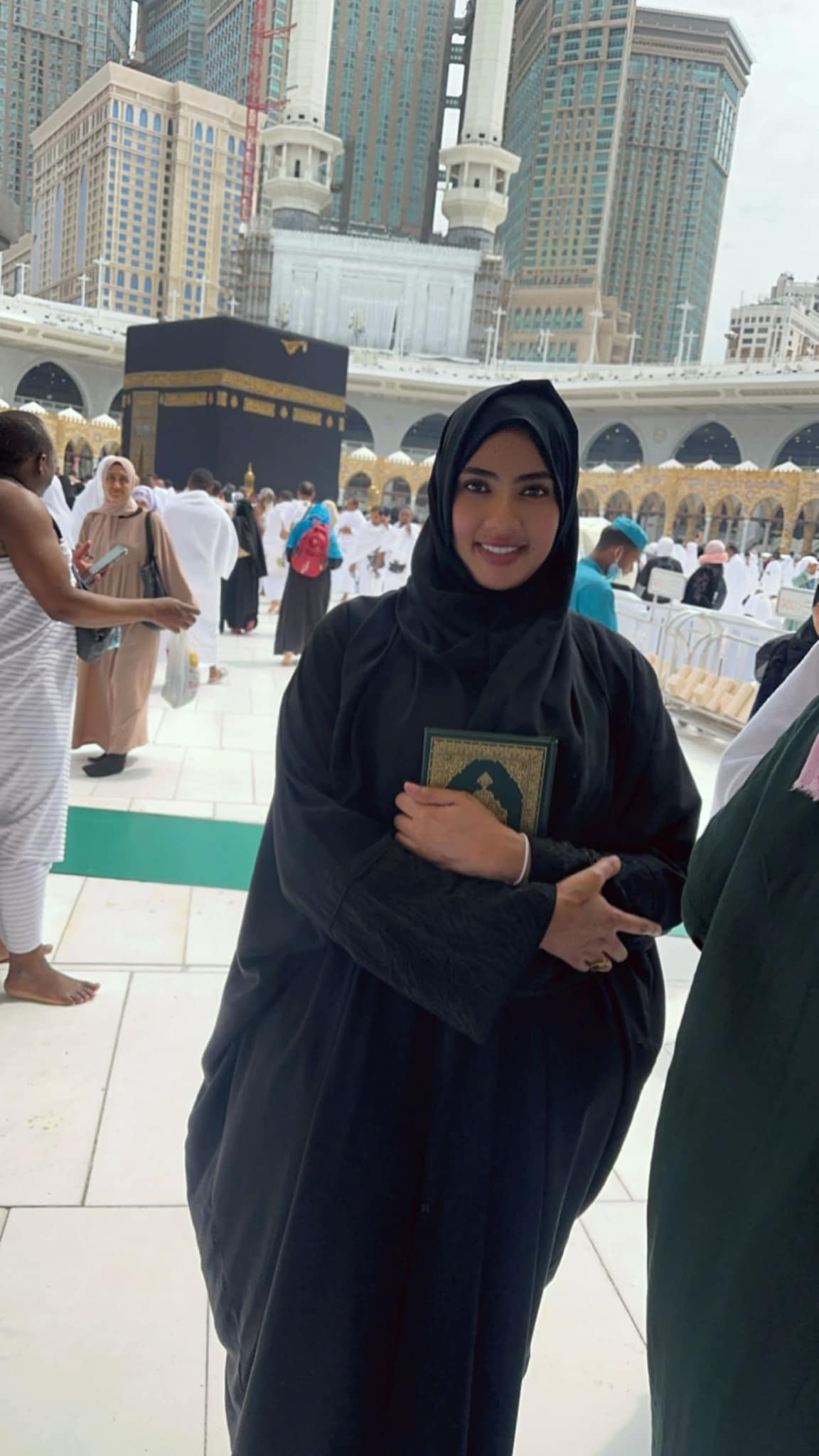 شاهد بالفيديو.. حسناء الإعلام السوداني تؤدي مناسك العمرة وتظهر أعلى جبل "أحد" 10 فاطمة كباشي العمرة2