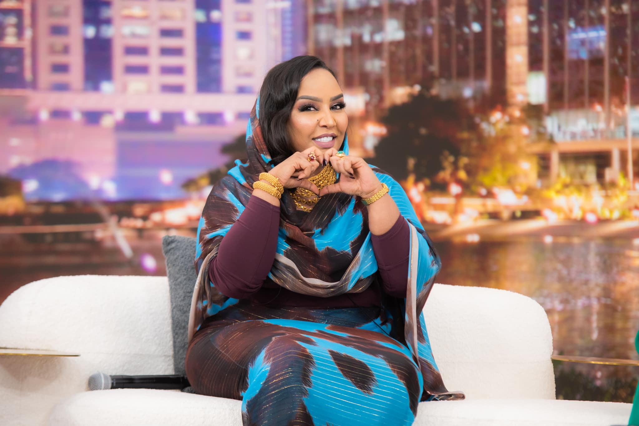 شاهد بالفيديو.. مذيع قناة العربية يكشف أسرار قد تعرفها لأول مرة عن الفنانة السودانية هدى عربي (أستاذة لغة انجليزية وتحب مطربة إماراتية وتعشق فيروز وتكره البامية) 10 هدى عربي جديد55