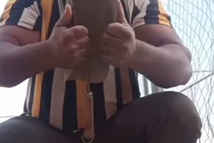 شاهد بالصورة والفيديو.. مواطن من دولة "نيبال" يكتسب القوة ويقوم بتكسير الحديد ويؤكد: (السبب أكل "العصيدة" السودانية) والجمهور يسخر: (لو فعلاً معناها نحن مفروض نكسر الكمر) 1 432513790 295702423551493 5751048908553335881 n