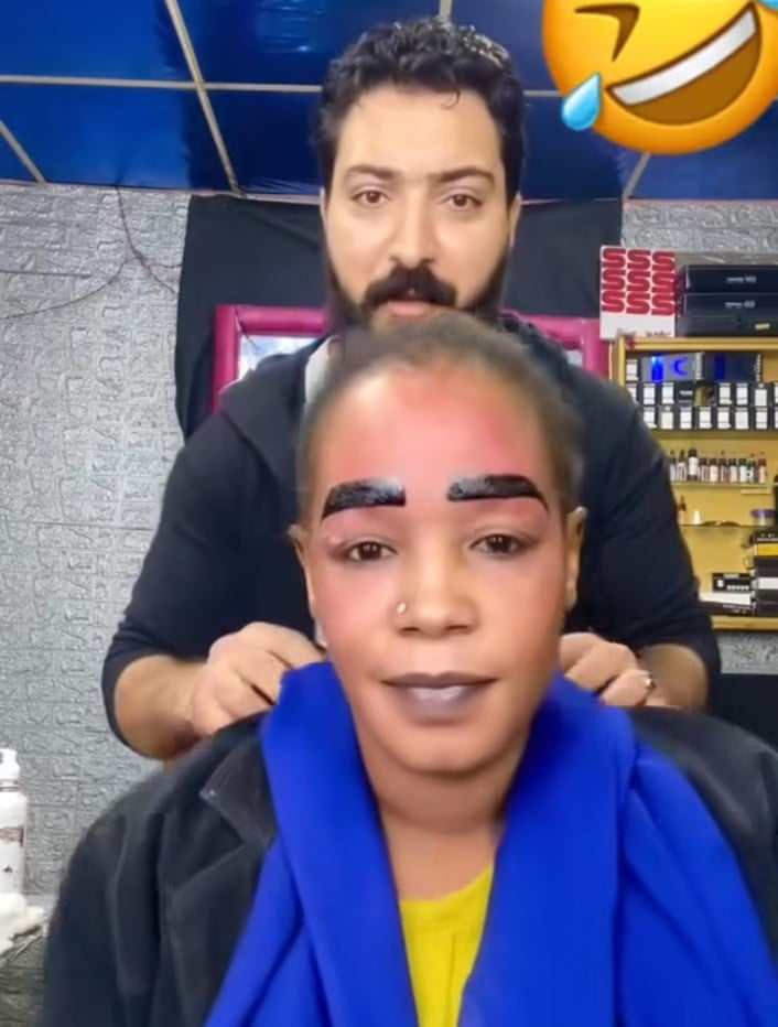 شاهد بالصورة والفيديو.. جعلها تذرف الدموع وتبكي بحرقة.. خبير تجميل مصري يقوم بعمل "مقلب" مضحك في فتاة سودانية لجأت إليه لتركيب "الحواجب" 10 432650805 801217698724674 1142524662793677815 n