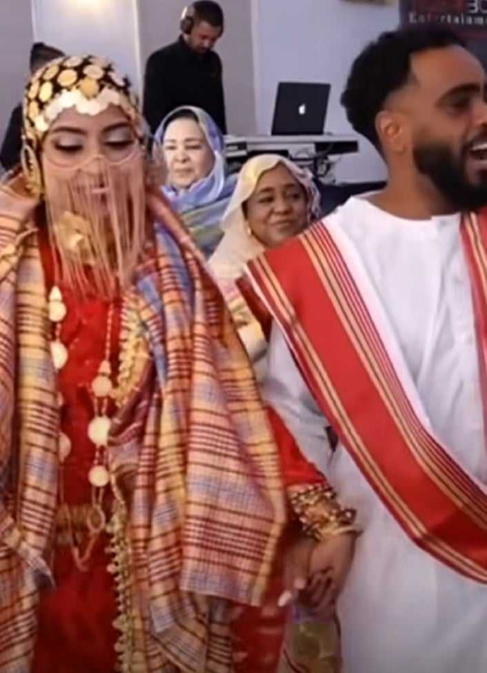شاهد بالصور والفيديو.. حفل زواج سوداني باستراليا يشعل مواقع التواصل.. العريس وعروسته يتبادلان الرقص على إيقاع “السيرة” والجنس اللطيف يعلق: (ان شاء الله حالنا بعد الحال دا) 434275506 936046731859050 8814522712691540581 n