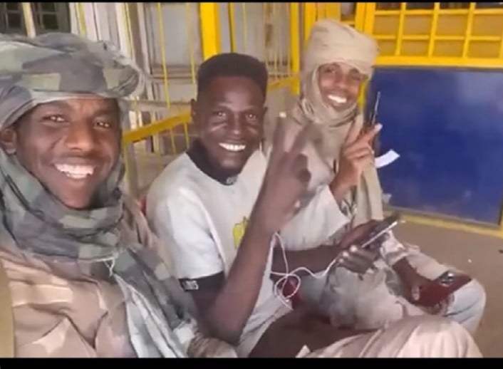 شاهد بالصورة والفيديو.. أفراد من الدعم السريع يحاصرون الناشط الشهير طارق بروفة وساخرون: (بروفة في فتيل والمغتربين شمتانين فيك) 10 434312803 7958363667530607 8166334567761869176 n