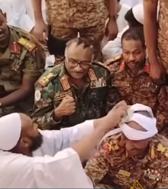 شاهد بالصورة والفيديو.. مواطنو القضارف يتسابقون على نزع "العمامة" و "الشال" من رؤوسهم وإهدائها للرئيس البرهان بعد أن صلى معهم صلاة العيد 10 434394241 743920647943726 2848867530025086314 n