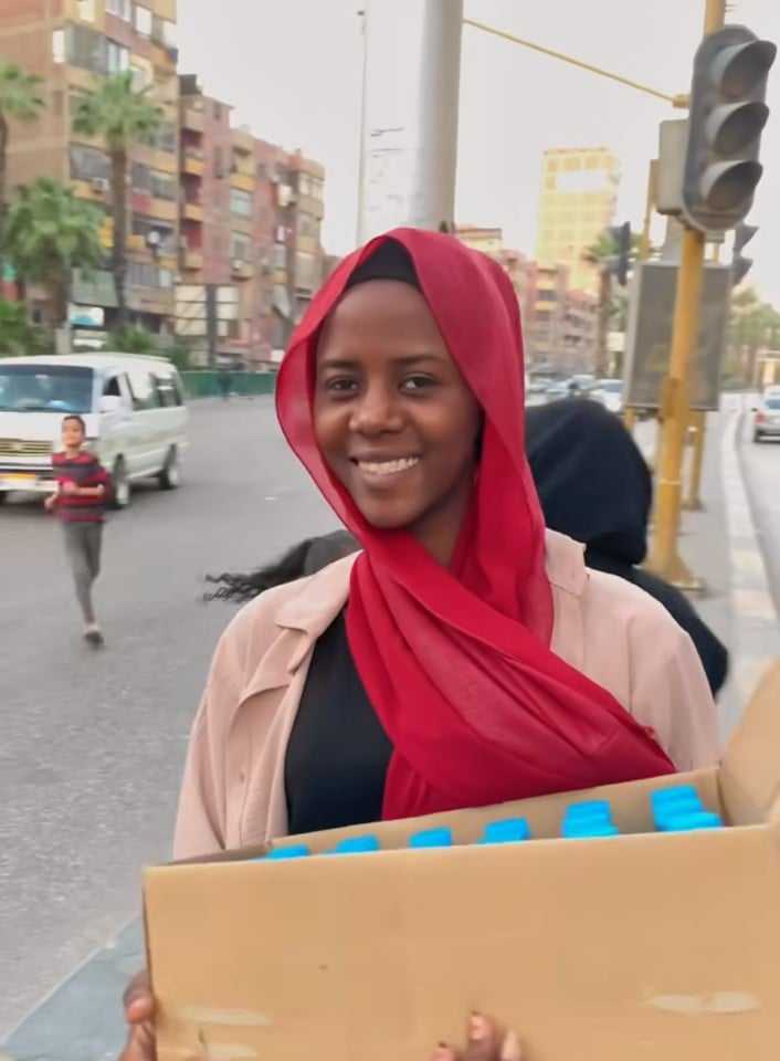 شاهد بالصورة والفيديو.. شباب سودانيون في مصر يعيدون ذكرياتهم الجميلة في الخرطوم ويوزعون مياه الشرب بــ(الكرتونة) على أصحاب السيارات وقت الإفطار في مدخل حي فيصل بالقاهرة 10 434397094 1203920930571586 1932438449685010652 n