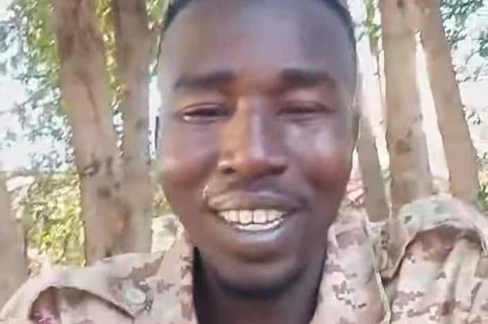شاهد بالصورة والفيديو.. جندي بالجيش يبكي ويذرف الدموع شوقاً لكل الشعب السوداني: (اقسم بالله البلد بترجع أحسن من الأول والناس ستعود إلى بيوتها) ومتابعون: (دموعك غالية علينا يا فدائي) 1 434405723 3635309546685800 6063742527829191813 n