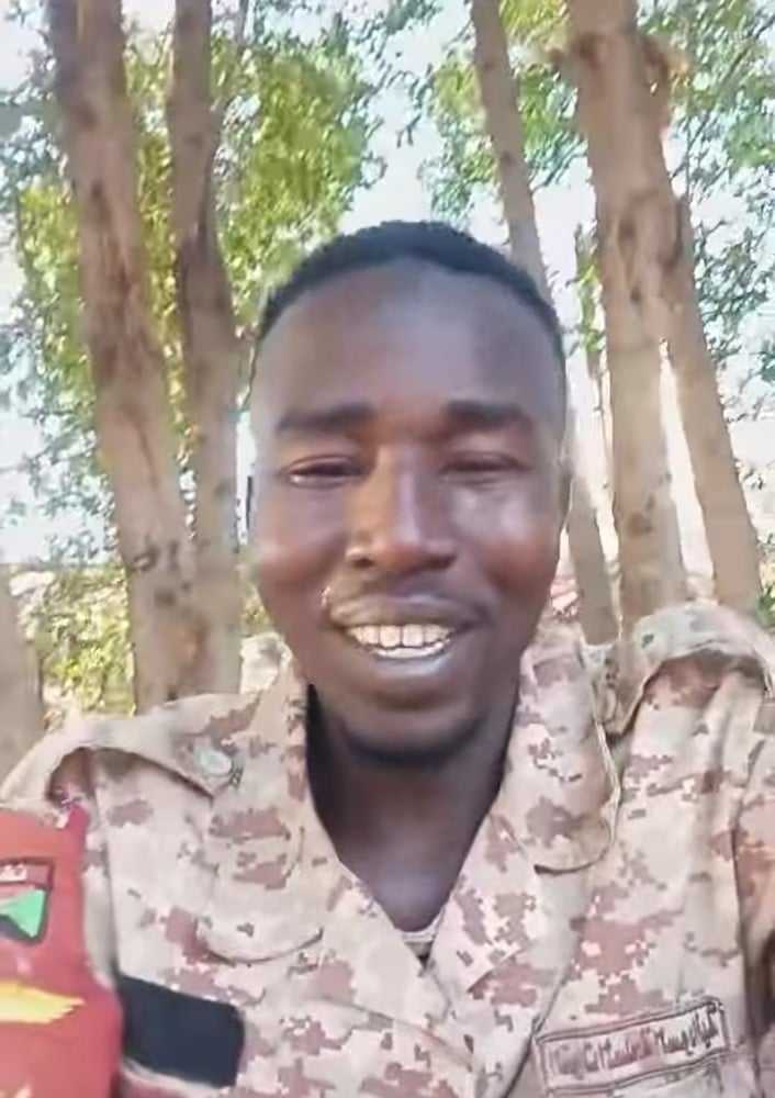شاهد بالصورة والفيديو.. جندي بالجيش يبكي ويذرف الدموع شوقاً لكل الشعب السوداني: (اقسم بالله البلد بترجع أحسن من الأول والناس ستعود إلى بيوتها) ومتابعون: (دموعك غالية علينا يا فدائي) 10 434405723 3635309546685800 6063742527829191813 n
