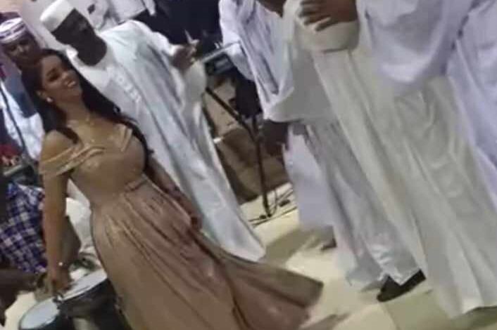 شاهد بالصورة والفيديو.. بأزياء مثيرة للجدل.. حسناوات فائقات الجمال يقتحمن حفل "طمبور" ويقدمن فواصل من الرقص المثير مع "الكورس" والجمهور يعلق: (شوايقة والبلد رايقة) 1 434514736 8422567484465673 876634706363174157 n