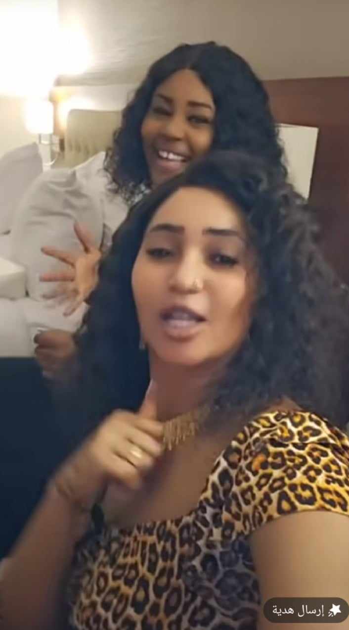 شاهد بالصورة والفيديو.. بأزياء فاضحة.. الفنانة عشة الجبل تظهر في مقطع وهي تغني داخل غرفتها: (ما بتجي مني شينة) 10 434713191 2623162461185431 4639425078665804382 n