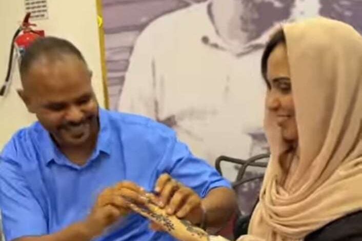 شاهد بالصورة والفيديو.. شاب سوداني يفاجئ حبيبته ويقوم بخطبتها داخل محل (شوكلاتة وزلابية) سوداني بالقاهرة 1 434739857 955991942390298 3076014297518384685 n