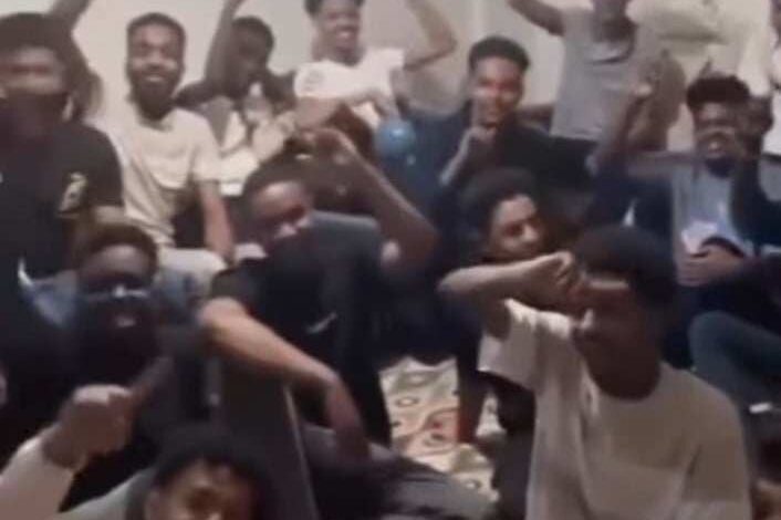 شاهد بالصورة والفيديو.. شباب سودانيون يتجمعون وينشدون (براؤون يا رسول الله) والجمهور يسخر: (دا مش الجيل الكان راكب رأس) 1 434808047 272235465939942 929924748739283478 n