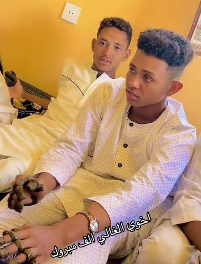 شاهد بالصورة والفيديو.. من مواليد العام 2012.. أصغر عريس في السودان يجلس للحناء ويكمل مراسم زواجه وسط دهشة جمهور مواقع التواصل وساخرون: (انتو متأكدين دا عرس ما طهور) 10 437899564 1609129666590448 2457728499443339830 n