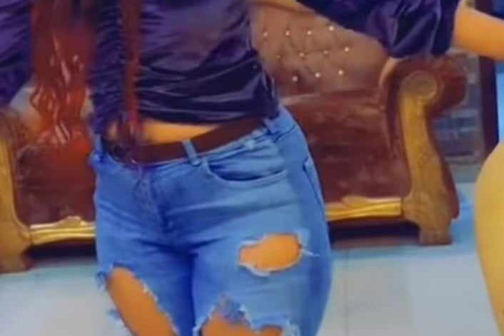 شاهد بالصورة والفيديو.. ببنطلون ممزق وفاضح أظهر مفاتنها.. حسناء سودانية تستعرض جمالها وتقدم فواصل من الرقص المثير على أنغام أغنية الفنانة إيمان الشريف 1 437971919 1596090457894195 7749915002067470377 n