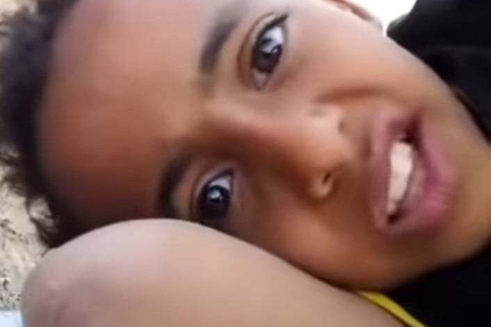 شاهد بالصورة والفيديو.. طفل سوداني غاضب يوجه رسالة للمغترين ويثير ضحكات المتابعين: (تعالوا بلدكم عشان تنجضوا) 1 437987018 1245716949737153 9204617252739790777 n