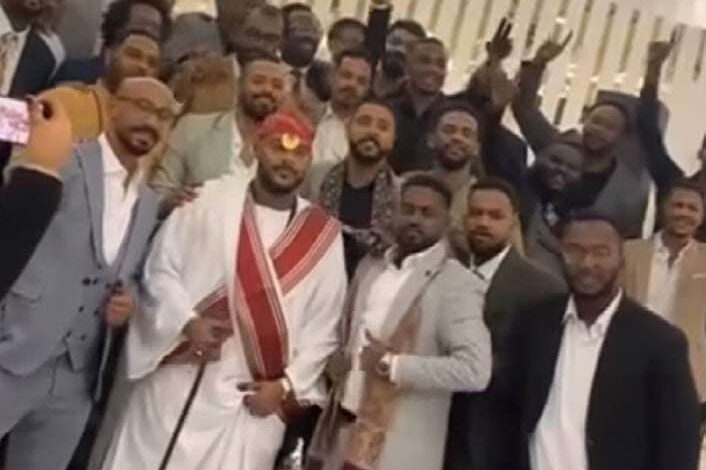 شاهد بالصورة والفيديو.. عريس سوداني يحتفل بزواجه وسط أصدقائه داخل صالة الفرح بالإنشاد الترند (براؤون يا رسول الله) 1 438231825 1010263343945341 5740366292816207374 n