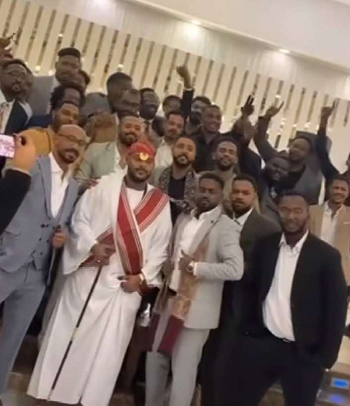 شاهد بالصورة والفيديو.. عريس سوداني يحتفل بزواجه وسط أصدقائه داخل صالة الفرح بالإنشاد الترند (براؤون يا رسول الله) 10 438231825 1010263343945341 5740366292816207374 n