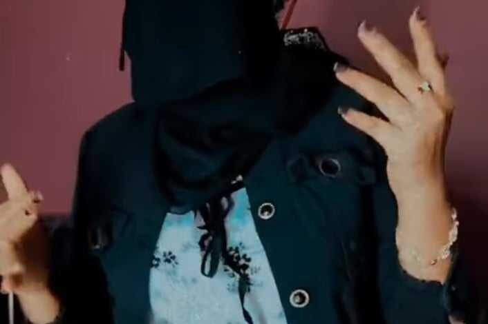 شاهد بالصورة والفيديو.. على أنغام أغنية (حبيب الروح من هواك مجروح) فتاة سودانية تثير ضجة واسعة بتقديمها فواصل من الرقص المثير وهي ترتدي (النقاب) 1 440133687 1588441312004683 1533458459209594626 n