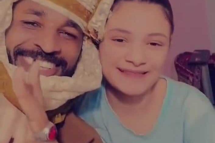 شاهد بالصورة والفيديو.. "دعامي" يظهر في أحضان حسناء عربية ويطالبها بالدعاء بأن ينصر الله "الجاهزية" على "الجيش" وساخرون: (دي بتكمل قروشك يا مسكين) 1 440556143 387610514255679 9087899440813518603 n