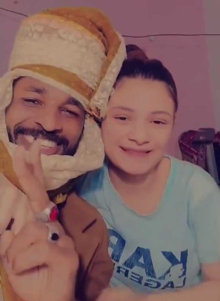 شاهد بالصورة والفيديو.. "دعامي" يظهر في أحضان حسناء عربية ويطالبها بالدعاء بأن ينصر الله "الجاهزية" على "الجيش" وساخرون: (دي بتكمل قروشك يا مسكين) 10 440556143 387610514255679 9087899440813518603 n