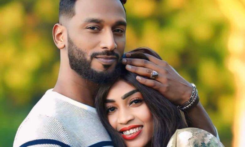 شاهد بالفيديو.. في أول حفل لها بعد عقد قرانها.. الفنانة مروة الدولية تغني لزوجها الضابط وتتغزل فيه: (منو ما بنجأ ضابط شايل الطبنجة) 1 الدولية وزوجها