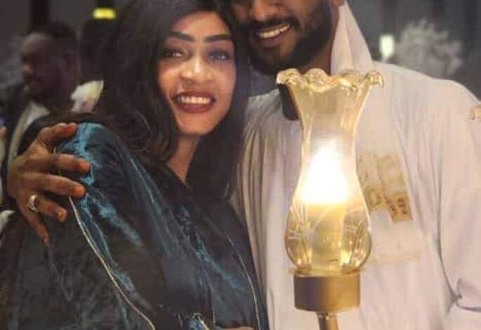 شاهد بالفيديو.. خلال إحتفالية بمناسبة زواجها.. الفنانة مروة الدولية تغني وسط صديقاتها وتتفاعل بشكل هستيري رداً على تعليقات الجمهور بأن زوجها يصغرها سناً (ناس الفيس مالهم ديل حرقهم) 1 الدولية وزوجها2