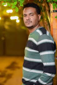 شاهد بالفيديو.. الفنان صديق عمر يظهر غاضباً ويتوعد: (مدني تاني ما أرض المحنة.. نحنا ناس موت ناس مشاكل) 1 الفنان صديق عمر