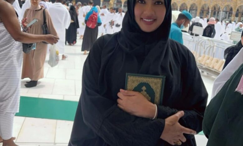 شاهد بالفيديو.. حسناء الإعلام السوداني تؤدي مناسك العمرة وتظهر أعلى جبل "أحد" 1 فاطمة كباشي العمرة2