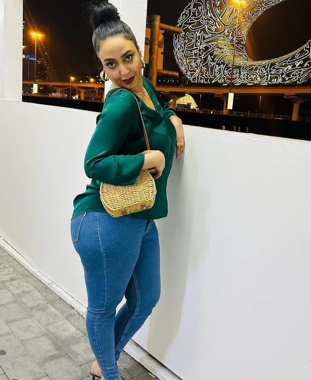 شاهد بالصورة..حسناء الشاشة السودانية شهد المهندس تعود لإثارة الجدل على مواقع التواصل ببنطلون "الجينز" الضيق والمحذق وساخرون: (من خليتي الشاشة فكيتي العرش) 11 شهد المهندس جينز