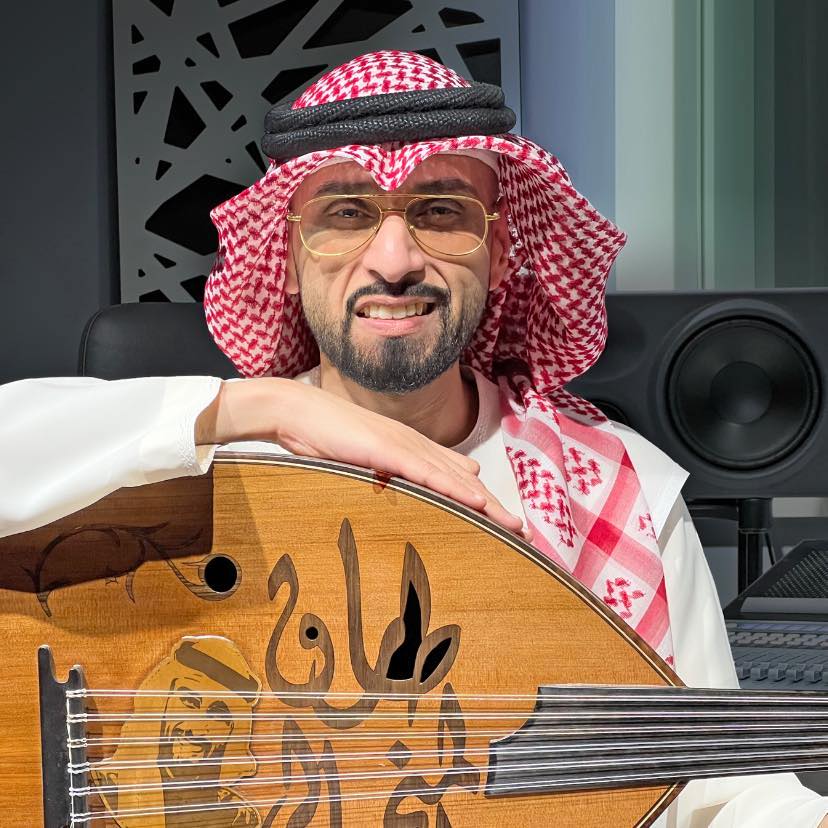 شاهد بالفيديو.. مطرب إماراتي يغني الأغنية السودانية الشهيرة (سامعلك نضم) بأحد المسارح بالإمارات وجمهور مواقع التواصل يسخر: (حتى لو غنيت براؤون يا رسول الله برضو ما عندنا ليكم حاجة) 10 طارق المنهالي