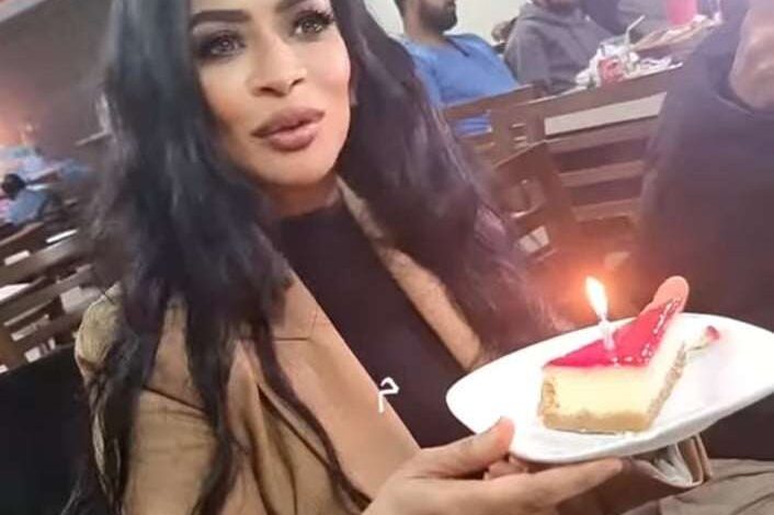 شاهد بالصورة والفيديو.. الفنانة السودانية شروق أبو الناس تحتفل بعيد ميلادها وسط أسرتها 1 438171777 7168255739945089 7273773983130954920 n