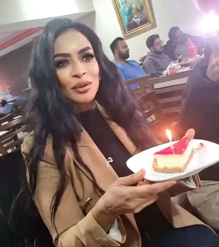شاهد بالصورة والفيديو.. الفنانة السودانية شروق أبو الناس تحتفل بعيد ميلادها وسط أسرتها 10 438171777 7168255739945089 7273773983130954920 n