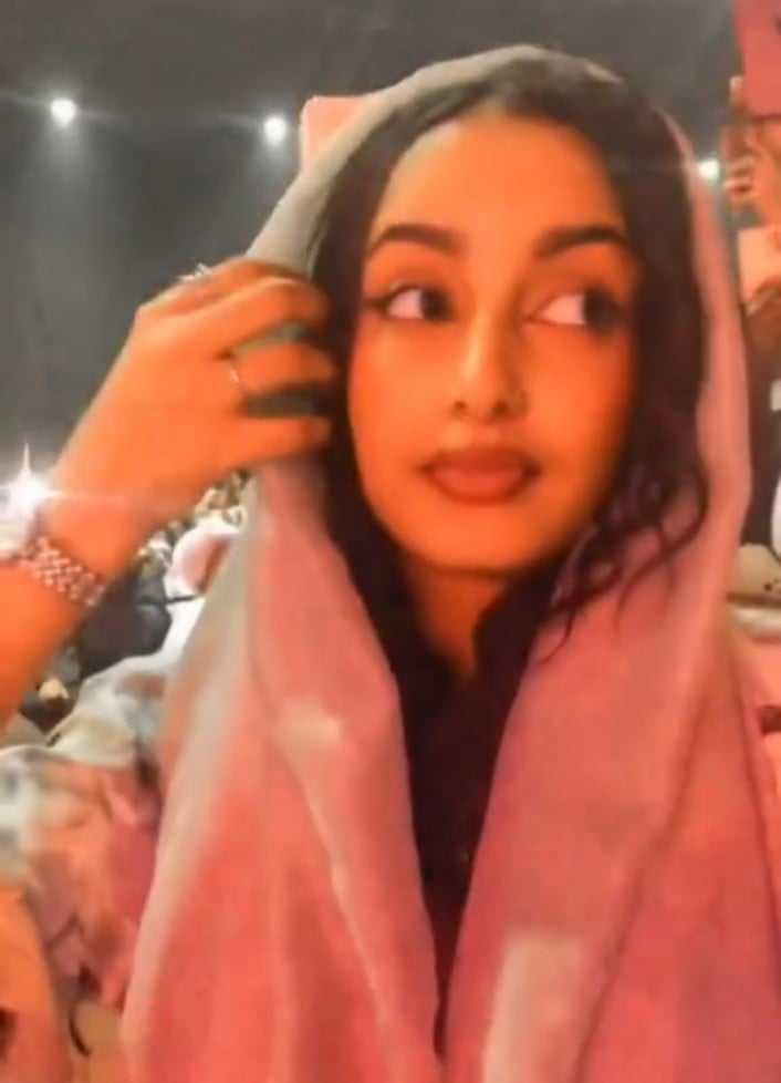 شاهد بالصورة والفيديو.. تفاعلت مع أغنيات أميرة الطرب.. حسناء سودانية تخطف الأضواء خلال حفل الفنانة نانسي عجاج بالإمارات والجمهور يتغزل: (انتي نازحة من السودان ولا جاية من الجنة) 10 440229268 1225586712196975 8063536812518406450 n