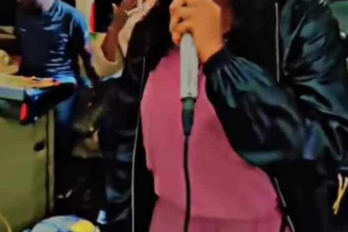 شاهد بالصورة والفيديو.. فنانة سودانية تحيي حفل غنائي ساهر بــ(البجامة) وتعرض نفسها لسخرية الجمهور: (النوعية دي ثقتهم في نفسهم عالية جداً.. ياربي يكونوا هم الصاح ونحنا الغلط؟) 1 440547805 2715999191885661 837710040682205856 n