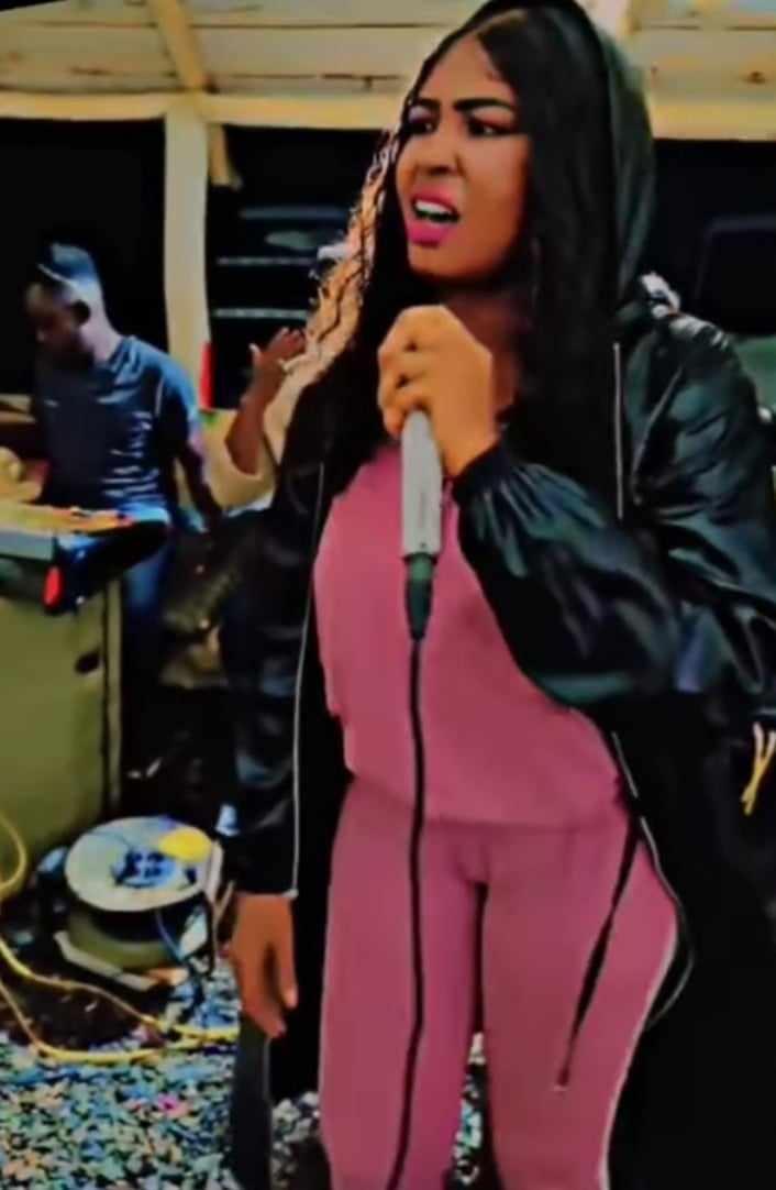 شاهد بالصورة والفيديو.. فنانة سودانية تحيي حفل غنائي ساهر بــ(البجامة) وتعرض نفسها لسخرية الجمهور: (النوعية دي ثقتهم في نفسهم عالية جداً.. ياربي يكونوا هم الصاح ونحنا الغلط؟) 10 440547805 2715999191885661 837710040682205856 n