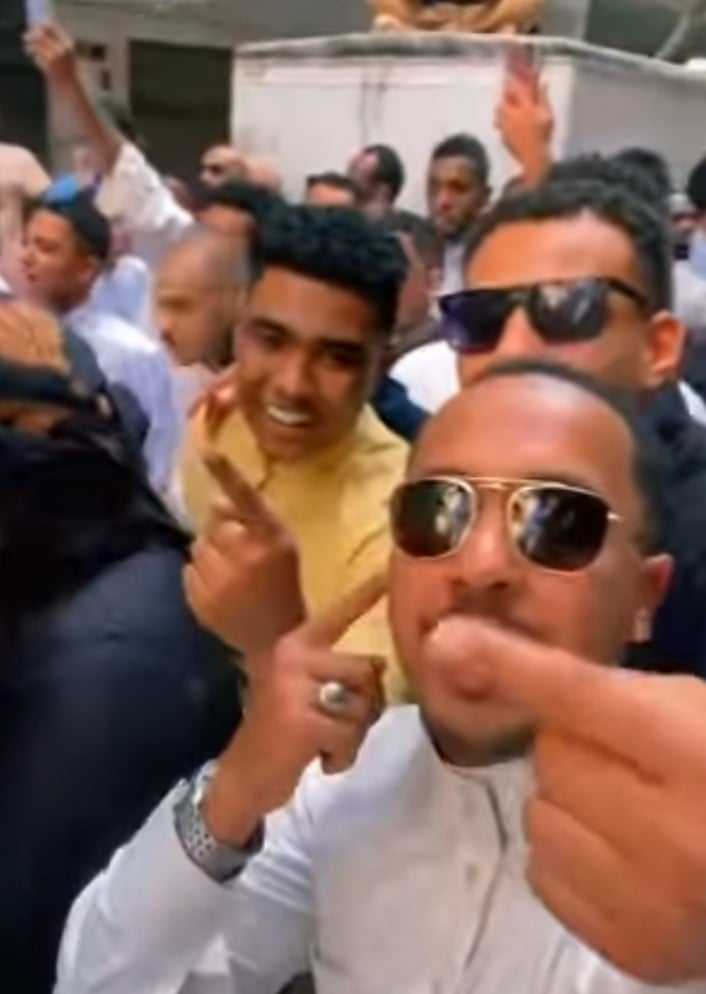 شاهد بالصورة والفيديو.. خلال حفل مصري حضره المئات.. شباب مصريون يرددون أغنية الفنان السوداني الراحل خوجلي عثمان والجمهور السوداني يشيد: (كلنا نتفق انكم غنيتوها بطريقة حلوة) 10 440571116 2148230965526322 6859424646324820437 n