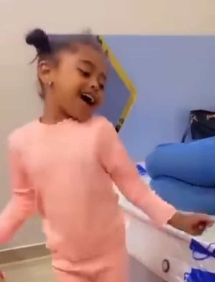 شاهد بالصورة والفيديو.. طفلة سودانية تقلد الفنانة هدى عربي في أغانيها ورقصاتها وتضحك الجمهور والحاضرين الذين قاموا بتصويرها 10 440733810 434287652554283 3231978993837172730 n